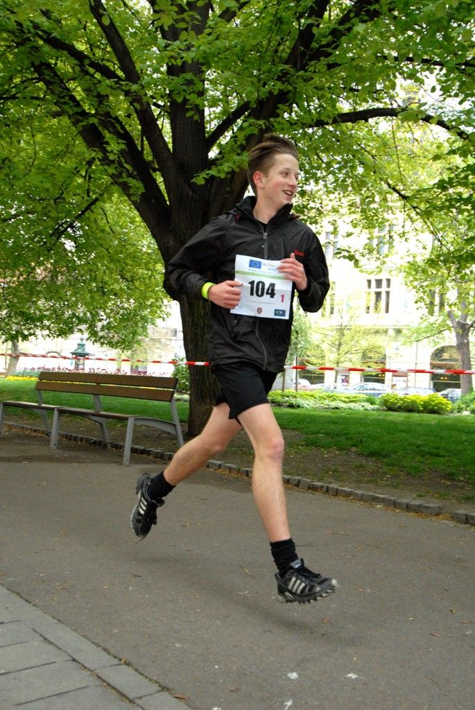 Juniorský maraton je štafetový běžecký závod pro studenty středních škol, kteří zdolávají celou trať klasického maratonu. O dvaačtyřicet kilometrů dlouhý úsek se dělí deset členů týmů. (foto: 16.4.2014)