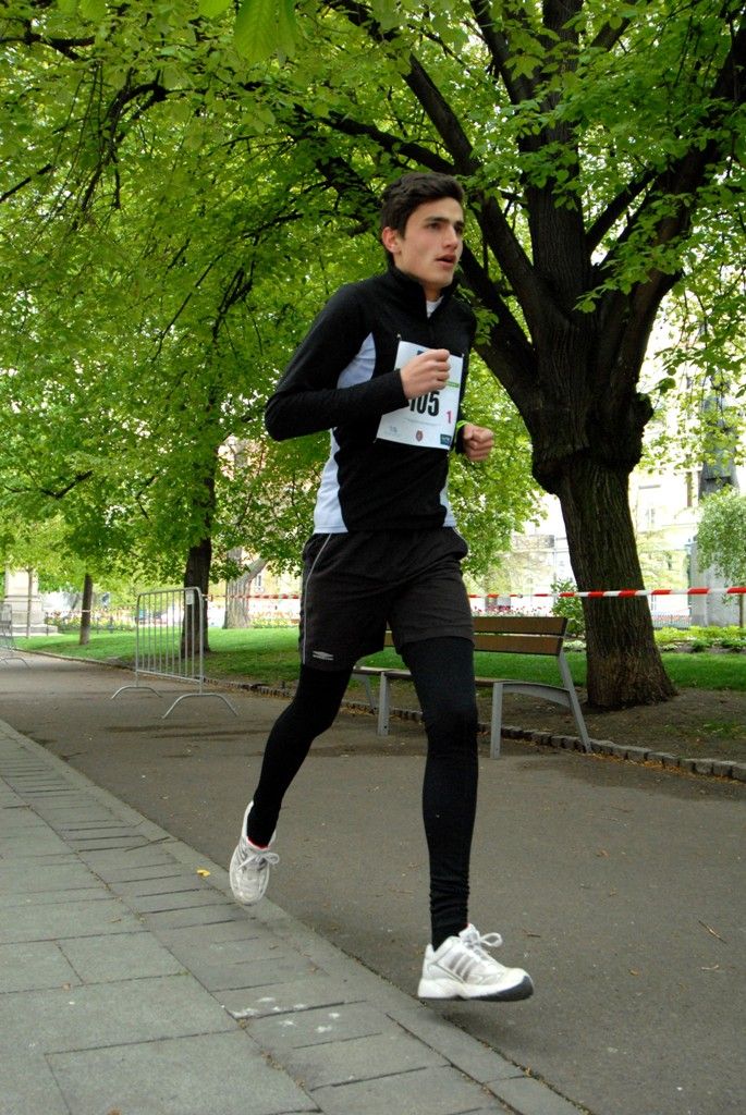 Juniorský maraton je štafetový běžecký závod pro studenty středních škol, kteří zdolávají celou trať klasického maratonu. O dvaačtyřicet kilometrů dlouhý úsek se dělí deset členů týmů. (foto: 16.4.2014)