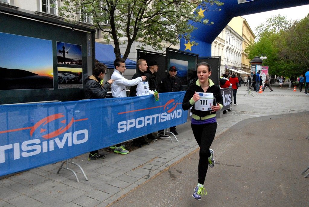 Juniorský maraton je štafetový běžecký závod pro studenty středních škol, kteří zdolávají celou trať klasického maratonu. O dvaačtyřicet kilometrů dlouhý úsek se dělí deset členů týmů. (foto: 16.4.2014)