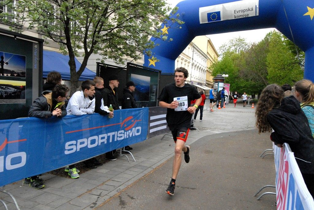 Juniorský maraton je štafetový běžecký závod pro studenty středních škol, kteří zdolávají celou trať klasického maratonu. O dvaačtyřicet kilometrů dlouhý úsek se dělí deset členů týmů. (foto: 16.4.2014)