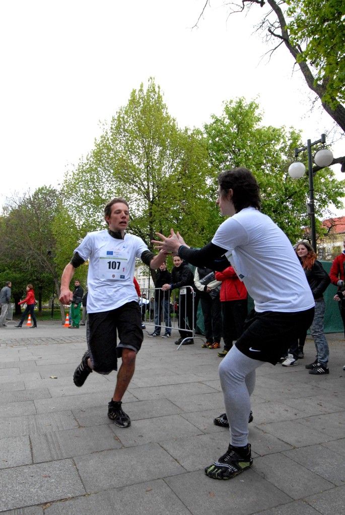 Juniorský maraton je štafetový běžecký závod pro studenty středních škol, kteří zdolávají celou trať klasického maratonu. O dvaačtyřicet kilometrů dlouhý úsek se dělí deset členů týmů. (foto: 16.4.2014)