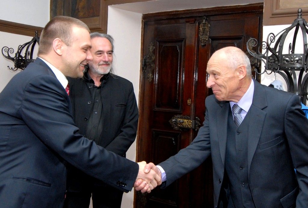 Výtvarný umělec, keramik, ale také zakladatel galerie Esprit, nyní Galerie dětského projevu Paletka, a bývalý ředitel kulturního střediska Esprit Stanislav Bukovský se v neděli 13. dubna dožil 70 let. Při této příležitosti mu primátor Martin Baxa dnes (16.4.2014) na plzeňské radnici předal stříbrnou pamětní medaili a osobní dar v podobě čajového servisu jako poděkování za aktivity, kterými Stanislav Bukovský přispěl ke kulturnímu a společenskému životu Plzně.