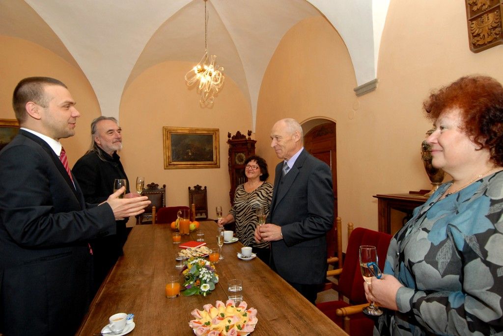 Výtvarný umělec, keramik, ale také zakladatel galerie Esprit, nyní Galerie dětského projevu Paletka, a bývalý ředitel kulturního střediska Esprit Stanislav Bukovský se v neděli 13. dubna dožil 70 let. Při této příležitosti mu primátor Martin Baxa dnes (16.4.2014) na plzeňské radnici předal stříbrnou pamětní medaili a osobní dar v podobě čajového servisu jako poděkování za aktivity, kterými Stanislav Bukovský přispěl ke kulturnímu a společenskému životu Plzně.