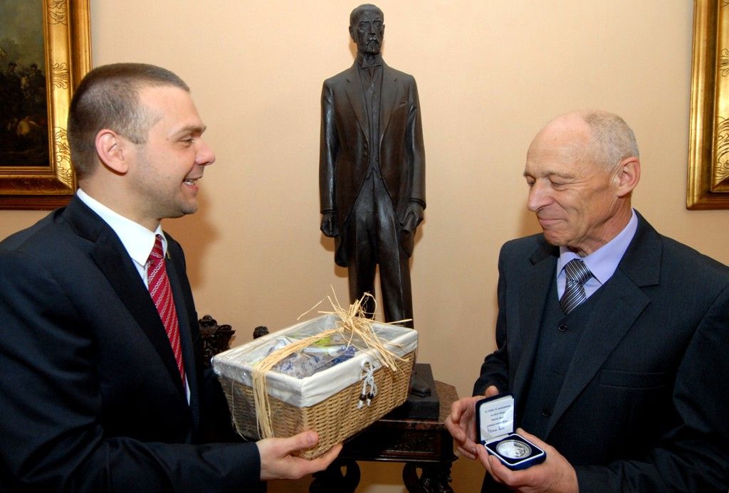 Sedmdesátiletý Stanislav Bukovský obdržel od primátora stříbrnou pamětní medaili