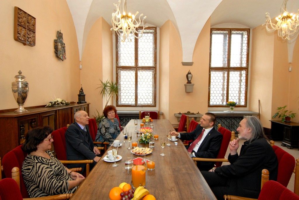 Výtvarný umělec, keramik, ale také zakladatel galerie Esprit, nyní Galerie dětského projevu Paletka, a bývalý ředitel kulturního střediska Esprit Stanislav Bukovský se v neděli 13. dubna dožil 70 let. Při této příležitosti mu primátor Martin Baxa dnes (16.4.2014) na plzeňské radnici předal stříbrnou pamětní medaili a osobní dar v podobě čajového servisu jako poděkování za aktivity, kterými Stanislav Bukovský přispěl ke kulturnímu a společenskému životu Plzně.