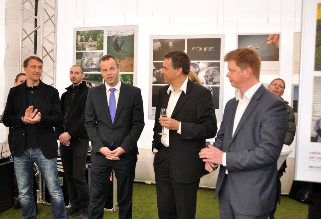 Plzeň je čtvrtým městem, které hostí unikátní výstavu Czech Press Photo. Na 168 snímcích českých fotožurnalistů jsou zachyceny významné a zajímavé okamžiky z loňského roku. Na zahájení výstavy 16.4.2014 v Plzni přijel jeden z porotců Herbert Slavík, který je zároveň kurátorem putovní výstavy. Městskou správu reprezentoval na vernisáži náměstek primátora Pavel Šindelář a k vidění tady byli i hokejista Martin Straka, herečka Andrea Černá nebo herec Martin Stránský.