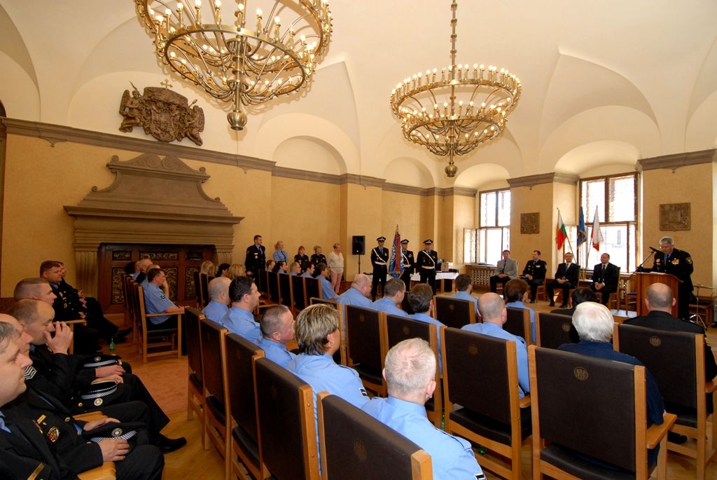 U příležitosti dvaadvacetiletého působení městské policie v Plzni dnes (23.4.2014) za statečnost, důslednost, odvahu a plnění svých povinností strážníkům poděkoval primátor Martin Baxa a radní pro bezpečnost Robert Houdek. „Jsme na vás pyšni, spoléháme na vás,“ prohlásil při slavnostním ceremoniálu v obřadní síni plzeňské radnice primátor. Celkem jedenáct strážníků obdrželo z rukou primátora stužku za statečnost, devět za záchranu života a šest strážníků za mimořádný čin. Stužku za záchranu života převzali mimo jiných Petr Kokoška a Zbyněk Bednář z borské služebny. V srpnu minulého roku našli na Domažlické ulici bezvládně ležícího muže v křečích. Hlídka obnovila dýchání postiženého a udržovala jeho základní životní funkce až do příjezdu rychlé záchranné služby.