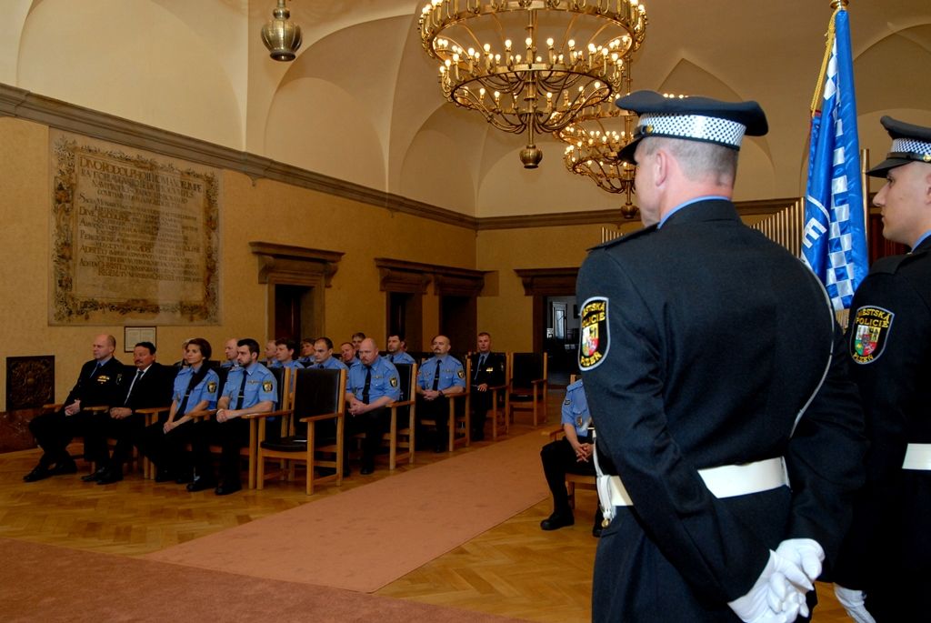 U příležitosti dvaadvacetiletého působení městské policie v Plzni dnes (23.4.2014) za statečnost, důslednost, odvahu a plnění svých povinností strážníkům poděkoval primátor Martin Baxa a radní pro bezpečnost Robert Houdek. „Jsme na vás pyšni, spoléháme na vás,“ prohlásil při slavnostním ceremoniálu v obřadní síni plzeňské radnice primátor. Celkem jedenáct strážníků obdrželo z rukou primátora stužku za statečnost, devět za záchranu života a šest strážníků za mimořádný čin. Stužku za záchranu života převzali mimo jiných Petr Kokoška a Zbyněk Bednář z borské služebny. V srpnu minulého roku našli na Domažlické ulici bezvládně ležícího muže v křečích. Hlídka obnovila dýchání postiženého a udržovala jeho základní životní funkce až do příjezdu rychlé záchranné služby.