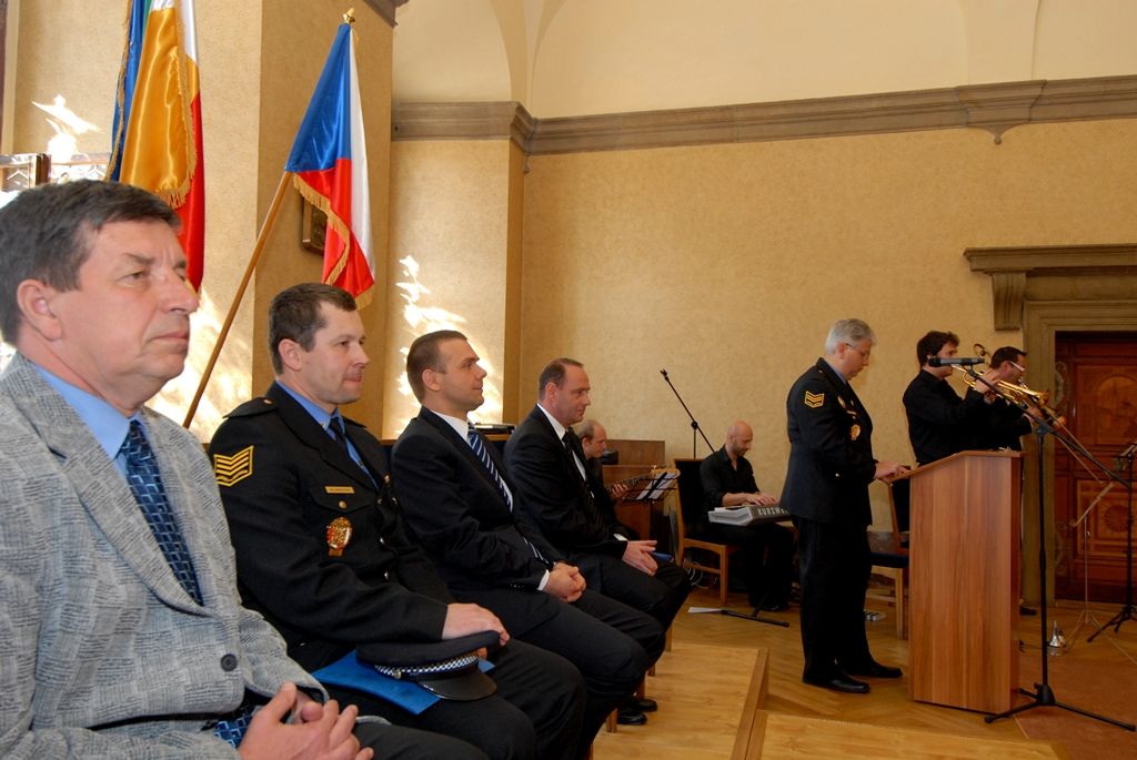 U příležitosti dvaadvacetiletého působení městské policie v Plzni dnes (23.4.2014) za statečnost, důslednost, odvahu a plnění svých povinností strážníkům poděkoval primátor Martin Baxa a radní pro bezpečnost Robert Houdek. „Jsme na vás pyšni, spoléháme na vás,“ prohlásil při slavnostním ceremoniálu v obřadní síni plzeňské radnice primátor. Celkem jedenáct strážníků obdrželo z rukou primátora stužku za statečnost, devět za záchranu života a šest strážníků za mimořádný čin. Stužku za záchranu života převzali mimo jiných Petr Kokoška a Zbyněk Bednář z borské služebny. V srpnu minulého roku našli na Domažlické ulici bezvládně ležícího muže v křečích. Hlídka obnovila dýchání postiženého a udržovala jeho základní životní funkce až do příjezdu rychlé záchranné služby.