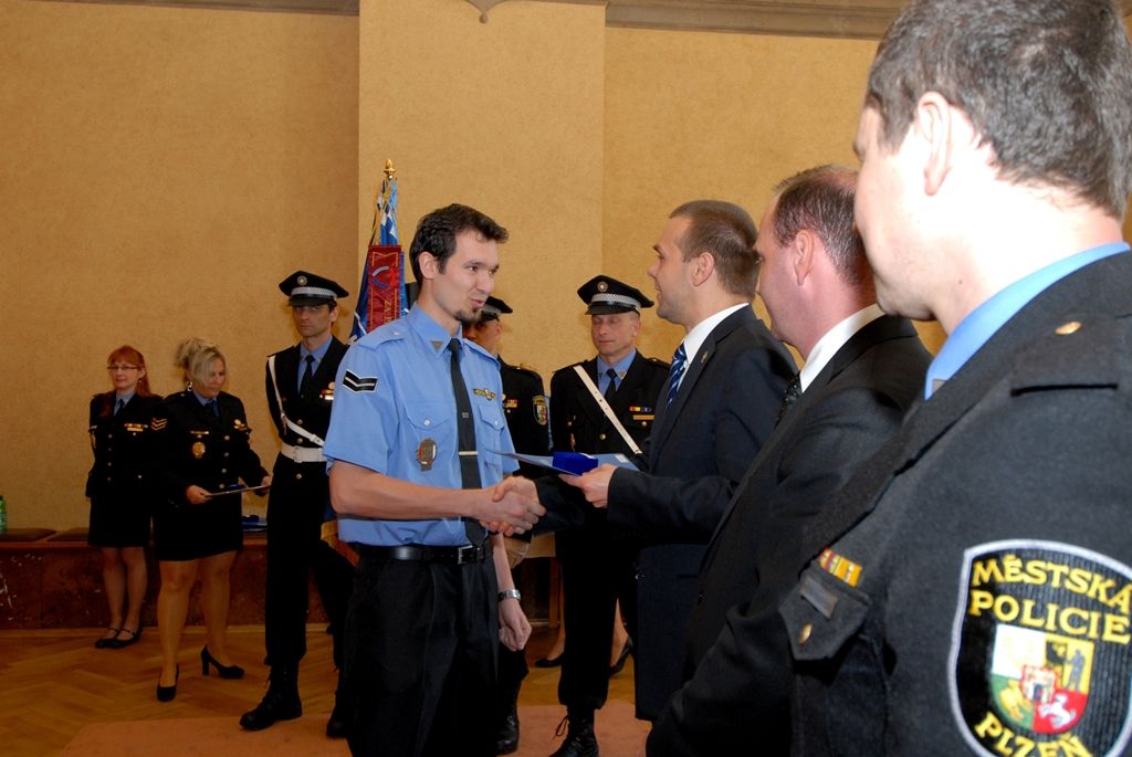 U příležitosti dvaadvacetiletého působení městské policie v Plzni dnes (23.4.2014) za statečnost, důslednost, odvahu a plnění svých povinností strážníkům poděkoval primátor Martin Baxa a radní pro bezpečnost Robert Houdek. „Jsme na vás pyšni, spoléháme na vás,“ prohlásil při slavnostním ceremoniálu v obřadní síni plzeňské radnice primátor. Celkem jedenáct strážníků obdrželo z rukou primátora stužku za statečnost, devět za záchranu života a šest strážníků za mimořádný čin. Stužku za záchranu života převzali mimo jiných Petr Kokoška a Zbyněk Bednář z borské služebny. V srpnu minulého roku našli na Domažlické ulici bezvládně ležícího muže v křečích. Hlídka obnovila dýchání postiženého a udržovala jeho základní životní funkce až do příjezdu rychlé záchranné služby.