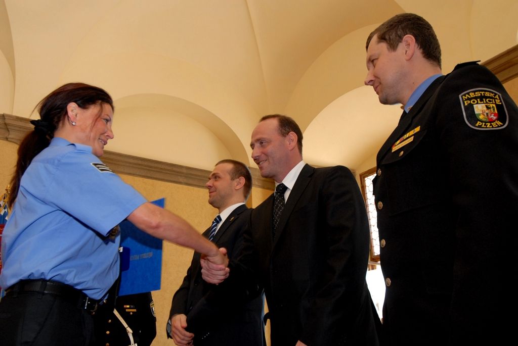 U příležitosti dvaadvacetiletého působení městské policie v Plzni dnes (23.4.2014) za statečnost, důslednost, odvahu a plnění svých povinností strážníkům poděkoval primátor Martin Baxa a radní pro bezpečnost Robert Houdek. „Jsme na vás pyšni, spoléháme na vás,“ prohlásil při slavnostním ceremoniálu v obřadní síni plzeňské radnice primátor. Celkem jedenáct strážníků obdrželo z rukou primátora stužku za statečnost, devět za záchranu života a šest strážníků za mimořádný čin. Stužku za záchranu života převzali mimo jiných Petr Kokoška a Zbyněk Bednář z borské služebny. V srpnu minulého roku našli na Domažlické ulici bezvládně ležícího muže v křečích. Hlídka obnovila dýchání postiženého a udržovala jeho základní životní funkce až do příjezdu rychlé záchranné služby.