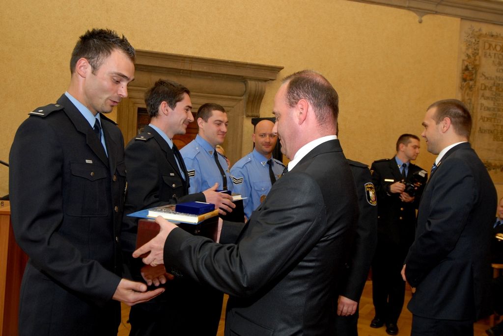 U příležitosti dvaadvacetiletého působení městské policie v Plzni dnes (23.4.2014) za statečnost, důslednost, odvahu a plnění svých povinností strážníkům poděkoval primátor Martin Baxa a radní pro bezpečnost Robert Houdek. „Jsme na vás pyšni, spoléháme na vás,“ prohlásil při slavnostním ceremoniálu v obřadní síni plzeňské radnice primátor. Celkem jedenáct strážníků obdrželo z rukou primátora stužku za statečnost, devět za záchranu života a šest strážníků za mimořádný čin. Stužku za záchranu života převzali mimo jiných Petr Kokoška a Zbyněk Bednář z borské služebny. V srpnu minulého roku našli na Domažlické ulici bezvládně ležícího muže v křečích. Hlídka obnovila dýchání postiženého a udržovala jeho základní životní funkce až do příjezdu rychlé záchranné služby.