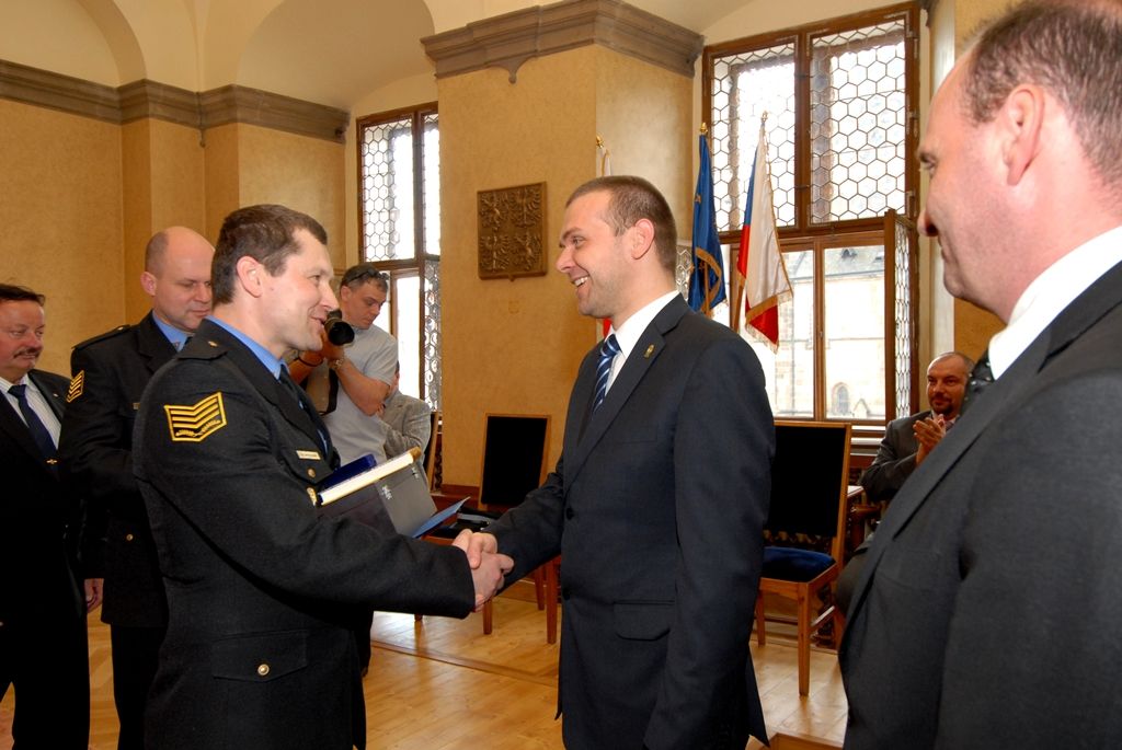 U příležitosti dvaadvacetiletého působení městské policie v Plzni dnes (23.4.2014) za statečnost, důslednost, odvahu a plnění svých povinností strážníkům poděkoval primátor Martin Baxa a radní pro bezpečnost Robert Houdek. „Jsme na vás pyšni, spoléháme na vás,“ prohlásil při slavnostním ceremoniálu v obřadní síni plzeňské radnice primátor. Celkem jedenáct strážníků obdrželo z rukou primátora stužku za statečnost, devět za záchranu života a šest strážníků za mimořádný čin. Stužku za záchranu života převzali mimo jiných Petr Kokoška a Zbyněk Bednář z borské služebny. V srpnu minulého roku našli na Domažlické ulici bezvládně ležícího muže v křečích. Hlídka obnovila dýchání postiženého a udržovala jeho základní životní funkce až do příjezdu rychlé záchranné služby.
