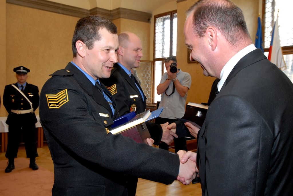 U příležitosti dvaadvacetiletého působení městské policie v Plzni dnes (23.4.2014) za statečnost, důslednost, odvahu a plnění svých povinností strážníkům poděkoval primátor Martin Baxa a radní pro bezpečnost Robert Houdek. „Jsme na vás pyšni, spoléháme na vás,“ prohlásil při slavnostním ceremoniálu v obřadní síni plzeňské radnice primátor. Celkem jedenáct strážníků obdrželo z rukou primátora stužku za statečnost, devět za záchranu života a šest strážníků za mimořádný čin. Stužku za záchranu života převzali mimo jiných Petr Kokoška a Zbyněk Bednář z borské služebny. V srpnu minulého roku našli na Domažlické ulici bezvládně ležícího muže v křečích. Hlídka obnovila dýchání postiženého a udržovala jeho základní životní funkce až do příjezdu rychlé záchranné služby.