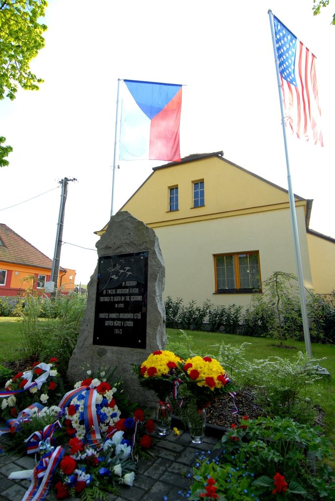 Desítky obyvatel Litic a pozvaní hosté včetně zástupce americké ambasády Roberta Zimmermana se 25. dubna 2014 odpoledne přišli poklonit památce amerických letců, kteří položili své životy na konci druhé světové války při osvobozování Plzně. Nedaleko Litic zemřelo v troskách letounu B-17G šest letců. Stalo se tak při náletu na Škodovku během poslední bojové mise druhé světové války v Evropě, která byla vedena 8. leteckou armádou. Pietního aktu se zúčastnili také primátor Martin Baxa a jeho náměstkyně Eva Herinková. „Myšlenka na svobodu je silná a je nesmírně důležité si ji neustále připomínat, a to i v souvislosti s tím, co se nyní děje nedaleko našich hranic, na Ukrajině“ uvedl mimo jiné primátor Martin Baxa, který spolu s náměstkyní Evou Herinkovou uctili památku padlých letců položením věnce u pomníku padlých amerických letců.