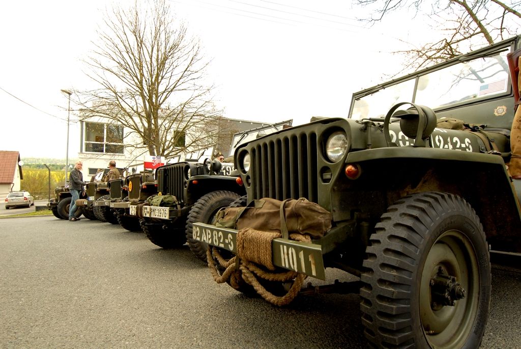 Desítky obyvatel Litic a pozvaní hosté včetně zástupce americké ambasády Roberta Zimmermana se 25. dubna 2014 odpoledne přišli poklonit památce amerických letců, kteří položili své životy na konci druhé světové války při osvobozování Plzně. Nedaleko Litic zemřelo v troskách letounu B-17G šest letců. Stalo se tak při náletu na Škodovku během poslední bojové mise druhé světové války v Evropě, která byla vedena 8. leteckou armádou. Pietního aktu se zúčastnili také primátor Martin Baxa a jeho náměstkyně Eva Herinková. „Myšlenka na svobodu je silná a je nesmírně důležité si ji neustále připomínat, a to i v souvislosti s tím, co se nyní děje nedaleko našich hranic, na Ukrajině“ uvedl mimo jiné primátor Martin Baxa, který spolu s náměstkyní Evou Herinkovou uctili památku padlých letců položením věnce u pomníku padlých amerických letců.