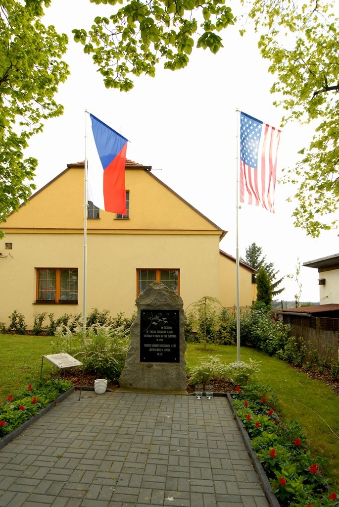 Desítky obyvatel Litic a pozvaní hosté včetně zástupce americké ambasády Roberta Zimmermana se 25. dubna 2014 odpoledne přišli poklonit památce amerických letců, kteří položili své životy na konci druhé světové války při osvobozování Plzně. Nedaleko Litic zemřelo v troskách letounu B-17G šest letců. Stalo se tak při náletu na Škodovku během poslední bojové mise druhé světové války v Evropě, která byla vedena 8. leteckou armádou. Pietního aktu se zúčastnili také primátor Martin Baxa a jeho náměstkyně Eva Herinková. „Myšlenka na svobodu je silná a je nesmírně důležité si ji neustále připomínat, a to i v souvislosti s tím, co se nyní děje nedaleko našich hranic, na Ukrajině“ uvedl mimo jiné primátor Martin Baxa, který spolu s náměstkyní Evou Herinkovou uctili památku padlých letců položením věnce u pomníku padlých amerických letců.