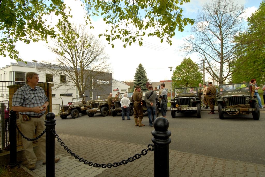 Desítky obyvatel Litic a pozvaní hosté včetně zástupce americké ambasády Roberta Zimmermana se 25. dubna 2014 odpoledne přišli poklonit památce amerických letců, kteří položili své životy na konci druhé světové války při osvobozování Plzně. Nedaleko Litic zemřelo v troskách letounu B-17G šest letců. Stalo se tak při náletu na Škodovku během poslední bojové mise druhé světové války v Evropě, která byla vedena 8. leteckou armádou. Pietního aktu se zúčastnili také primátor Martin Baxa a jeho náměstkyně Eva Herinková. „Myšlenka na svobodu je silná a je nesmírně důležité si ji neustále připomínat, a to i v souvislosti s tím, co se nyní děje nedaleko našich hranic, na Ukrajině“ uvedl mimo jiné primátor Martin Baxa, který spolu s náměstkyní Evou Herinkovou uctili památku padlých letců položením věnce u pomníku padlých amerických letců.