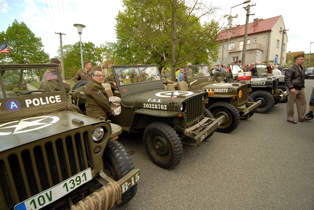 Desítky obyvatel Litic a pozvaní hosté včetně zástupce americké ambasády Roberta Zimmermana se 25. dubna 2014 odpoledne přišli poklonit památce amerických letců, kteří položili své životy na konci druhé světové války při osvobozování Plzně. Nedaleko Litic zemřelo v troskách letounu B-17G šest letců. Stalo se tak při náletu na Škodovku během poslední bojové mise druhé světové války v Evropě, která byla vedena 8. leteckou armádou. Pietního aktu se zúčastnili také primátor Martin Baxa a jeho náměstkyně Eva Herinková. „Myšlenka na svobodu je silná a je nesmírně důležité si ji neustále připomínat, a to i v souvislosti s tím, co se nyní děje nedaleko našich hranic, na Ukrajině“ uvedl mimo jiné primátor Martin Baxa, který spolu s náměstkyní Evou Herinkovou uctili památku padlých letců položením věnce u pomníku padlých amerických letců.