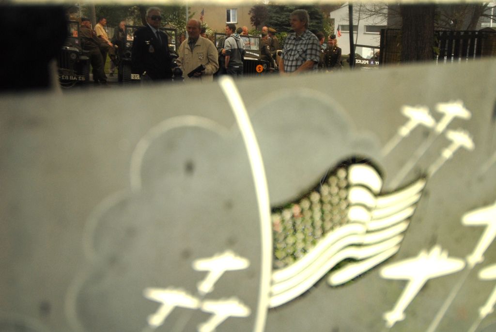 Desítky obyvatel Litic a pozvaní hosté včetně zástupce americké ambasády Roberta Zimmermana se 25. dubna 2014 odpoledne přišli poklonit památce amerických letců, kteří položili své životy na konci druhé světové války při osvobozování Plzně. Nedaleko Litic zemřelo v troskách letounu B-17G šest letců. Stalo se tak při náletu na Škodovku během poslední bojové mise druhé světové války v Evropě, která byla vedena 8. leteckou armádou. Pietního aktu se zúčastnili také primátor Martin Baxa a jeho náměstkyně Eva Herinková. „Myšlenka na svobodu je silná a je nesmírně důležité si ji neustále připomínat, a to i v souvislosti s tím, co se nyní děje nedaleko našich hranic, na Ukrajině“ uvedl mimo jiné primátor Martin Baxa, který spolu s náměstkyní Evou Herinkovou uctili památku padlých letců položením věnce u pomníku padlých amerických letců.