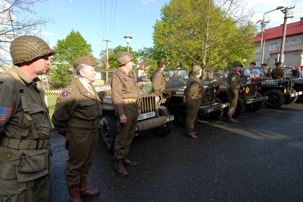 Desítky obyvatel Litic a pozvaní hosté včetně zástupce americké ambasády Roberta Zimmermana se 25. dubna 2014 odpoledne přišli poklonit památce amerických letců, kteří položili své životy na konci druhé světové války při osvobozování Plzně. Nedaleko Litic zemřelo v troskách letounu B-17G šest letců. Stalo se tak při náletu na Škodovku během poslední bojové mise druhé světové války v Evropě, která byla vedena 8. leteckou armádou. Pietního aktu se zúčastnili také primátor Martin Baxa a jeho náměstkyně Eva Herinková. „Myšlenka na svobodu je silná a je nesmírně důležité si ji neustále připomínat, a to i v souvislosti s tím, co se nyní děje nedaleko našich hranic, na Ukrajině“ uvedl mimo jiné primátor Martin Baxa, který spolu s náměstkyní Evou Herinkovou uctili památku padlých letců položením věnce u pomníku padlých amerických letců.