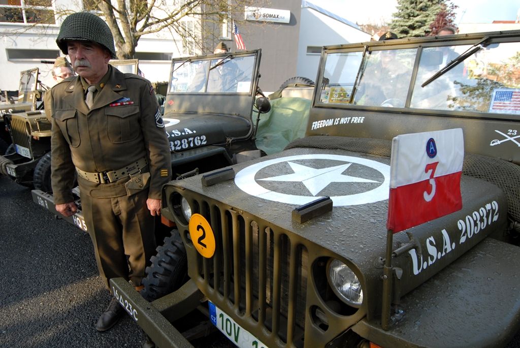 Desítky obyvatel Litic a pozvaní hosté včetně zástupce americké ambasády Roberta Zimmermana se 25. dubna 2014 odpoledne přišli poklonit památce amerických letců, kteří položili své životy na konci druhé světové války při osvobozování Plzně. Nedaleko Litic zemřelo v troskách letounu B-17G šest letců. Stalo se tak při náletu na Škodovku během poslední bojové mise druhé světové války v Evropě, která byla vedena 8. leteckou armádou. Pietního aktu se zúčastnili také primátor Martin Baxa a jeho náměstkyně Eva Herinková. „Myšlenka na svobodu je silná a je nesmírně důležité si ji neustále připomínat, a to i v souvislosti s tím, co se nyní děje nedaleko našich hranic, na Ukrajině“ uvedl mimo jiné primátor Martin Baxa, který spolu s náměstkyní Evou Herinkovou uctili památku padlých letců položením věnce u pomníku padlých amerických letců.