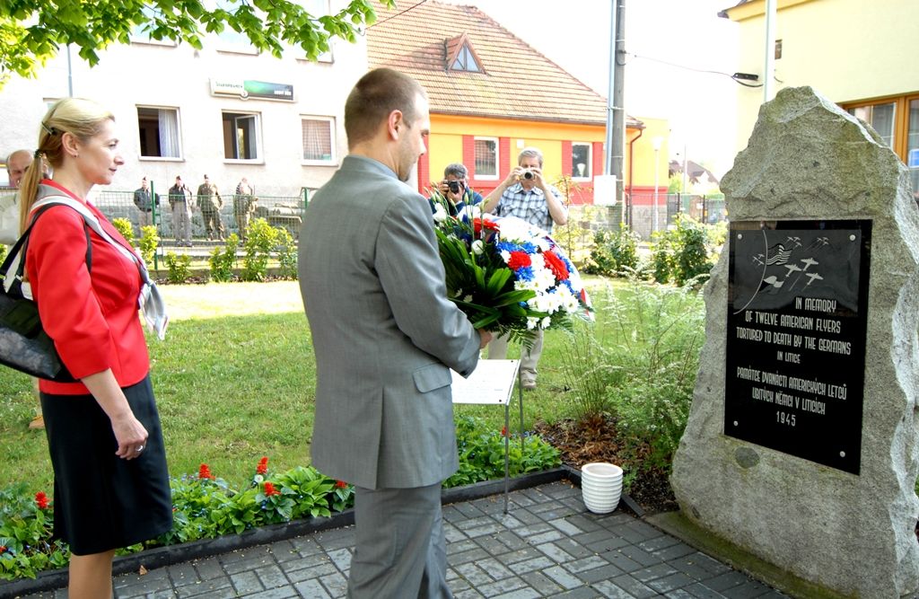 Desítky obyvatel Litic a pozvaní hosté včetně zástupce americké ambasády Roberta Zimmermana se 25. dubna 2014 odpoledne přišli poklonit památce amerických letců, kteří položili své životy na konci druhé světové války při osvobozování Plzně. Nedaleko Litic zemřelo v troskách letounu B-17G šest letců. Stalo se tak při náletu na Škodovku během poslední bojové mise druhé světové války v Evropě, která byla vedena 8. leteckou armádou. Pietního aktu se zúčastnili také primátor Martin Baxa a jeho náměstkyně Eva Herinková. „Myšlenka na svobodu je silná a je nesmírně důležité si ji neustále připomínat, a to i v souvislosti s tím, co se nyní děje nedaleko našich hranic, na Ukrajině“ uvedl mimo jiné primátor Martin Baxa, který spolu s náměstkyní Evou Herinkovou uctili památku padlých letců položením věnce u pomníku padlých amerických letců.