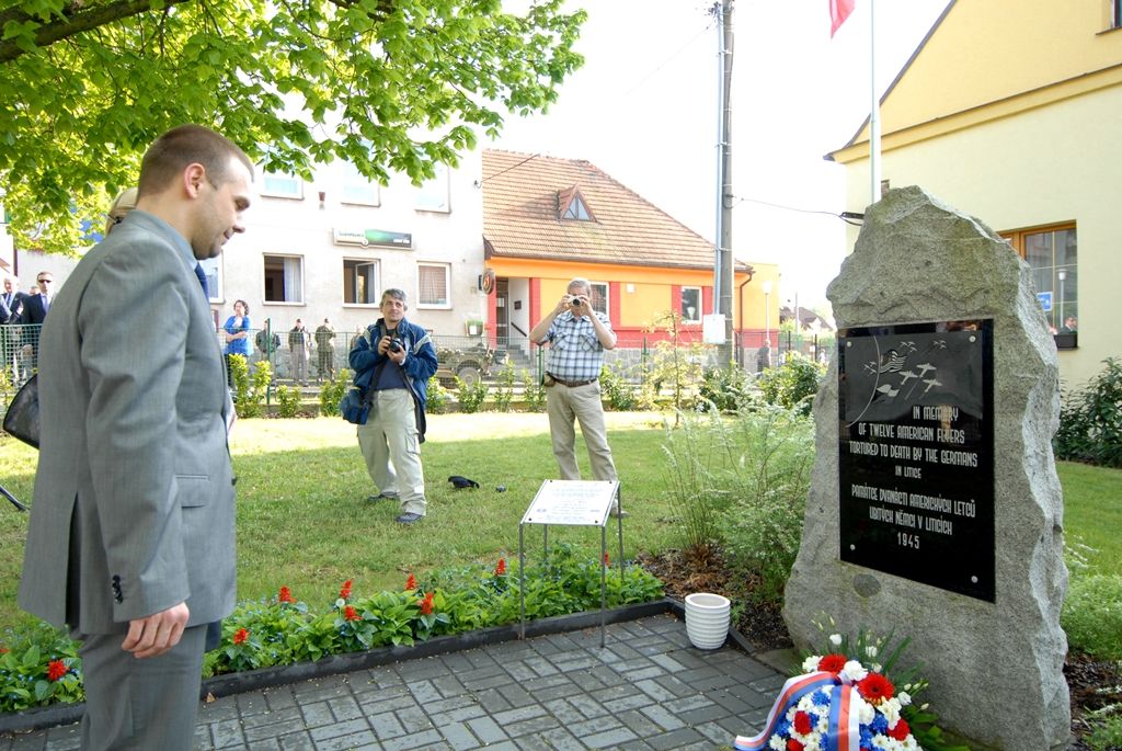 Desítky obyvatel Litic a pozvaní hosté včetně zástupce americké ambasády Roberta Zimmermana se 25. dubna 2014 odpoledne přišli poklonit památce amerických letců, kteří položili své životy na konci druhé světové války při osvobozování Plzně. Nedaleko Litic zemřelo v troskách letounu B-17G šest letců. Stalo se tak při náletu na Škodovku během poslední bojové mise druhé světové války v Evropě, která byla vedena 8. leteckou armádou. Pietního aktu se zúčastnili také primátor Martin Baxa a jeho náměstkyně Eva Herinková. „Myšlenka na svobodu je silná a je nesmírně důležité si ji neustále připomínat, a to i v souvislosti s tím, co se nyní děje nedaleko našich hranic, na Ukrajině“ uvedl mimo jiné primátor Martin Baxa, který spolu s náměstkyní Evou Herinkovou uctili památku padlých letců položením věnce u pomníku padlých amerických letců.