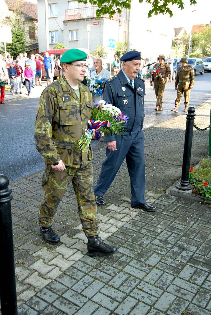 Desítky obyvatel Litic a pozvaní hosté včetně zástupce americké ambasády Roberta Zimmermana se 25. dubna 2014 odpoledne přišli poklonit památce amerických letců, kteří položili své životy na konci druhé světové války při osvobozování Plzně. Nedaleko Litic zemřelo v troskách letounu B-17G šest letců. Stalo se tak při náletu na Škodovku během poslední bojové mise druhé světové války v Evropě, která byla vedena 8. leteckou armádou. Pietního aktu se zúčastnili také primátor Martin Baxa a jeho náměstkyně Eva Herinková. „Myšlenka na svobodu je silná a je nesmírně důležité si ji neustále připomínat, a to i v souvislosti s tím, co se nyní děje nedaleko našich hranic, na Ukrajině“ uvedl mimo jiné primátor Martin Baxa, který spolu s náměstkyní Evou Herinkovou uctili památku padlých letců položením věnce u pomníku padlých amerických letců.