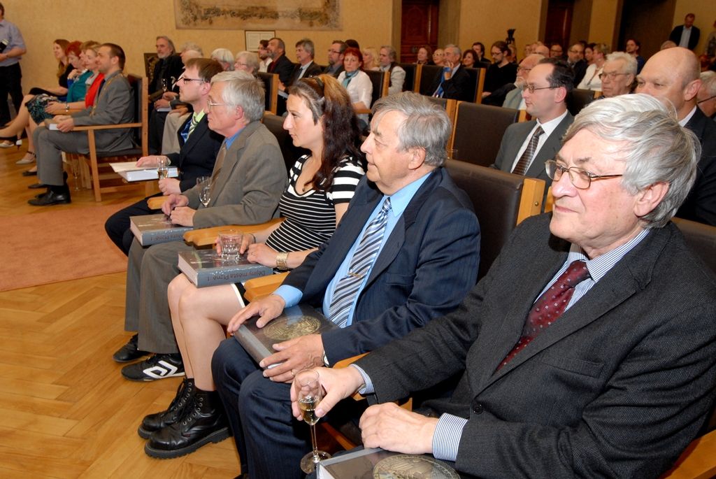 Plzeň představila v pátek 25. dubna 2014 veřejnosti první díl třísvazkové publikace Dějiny města Plzně. Zahrnuje období od pravěku do roku 1788. Další díly vyjdou postupně v následujících dvou letech. Projekt, jehož cílem je snaha co nejkomplexněji postihnout a v maximální šíři přiblížit veřejnosti bohatou historii Plzně, byl zahájen před třemi lety. První svazek zpracoval kolektiv 19 autorů pod vedením Marie Malivánkové Waskové a Jaroslava Douši.