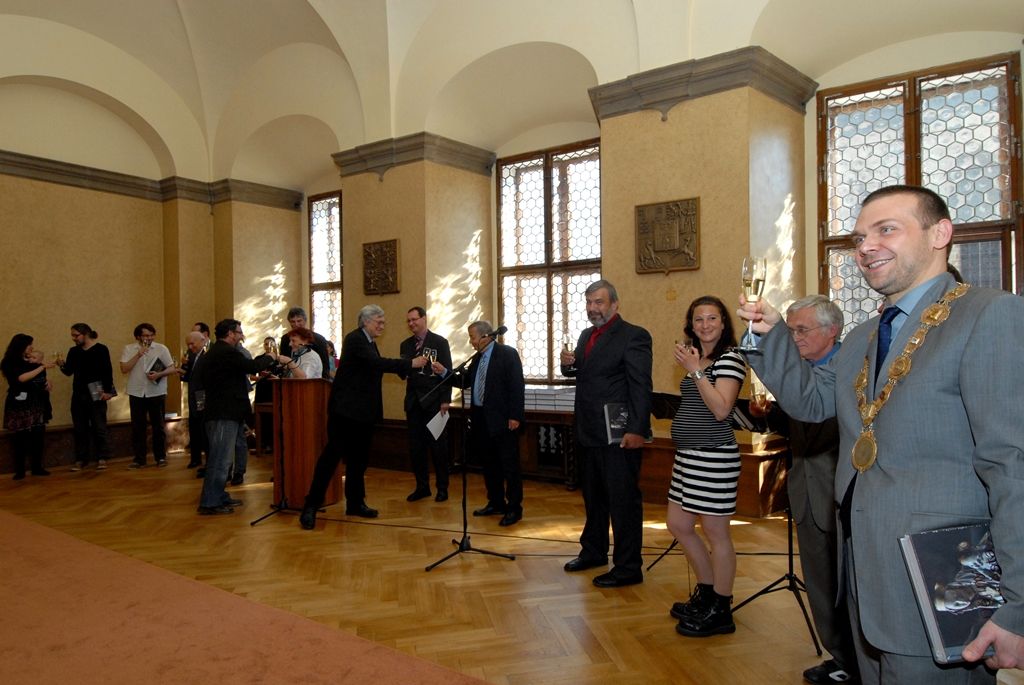 Plzeň představila v pátek 25. dubna 2014 veřejnosti první díl třísvazkové publikace Dějiny města Plzně. Zahrnuje období od pravěku do roku 1788. Další díly vyjdou postupně v následujících dvou letech. Projekt, jehož cílem je snaha co nejkomplexněji postihnout a v maximální šíři přiblížit veřejnosti bohatou historii Plzně, byl zahájen před třemi lety. První svazek zpracoval kolektiv 19 autorů pod vedením Marie Malivánkové Waskové a Jaroslava Douši.