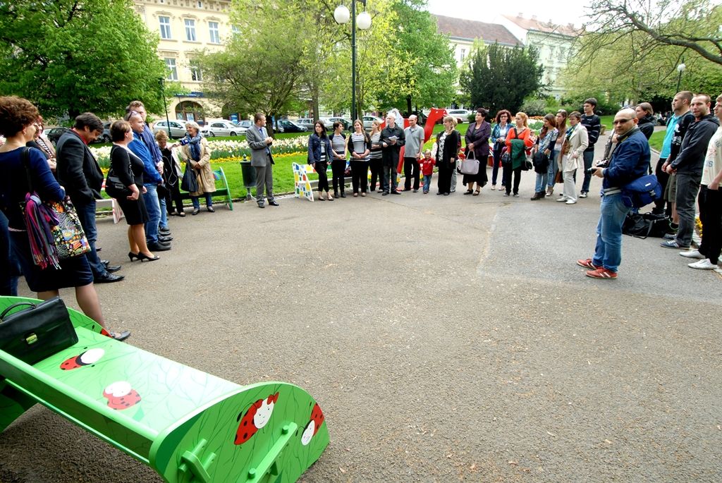 Lavičky, které propojují užitek, umění a charitu, se objevily ve Smetanových sadech. Podeváté budou zpříjemňovat posezení a odpočinek Plzeňanům a návštěvníkům v centru města až do podzimních dnů. Výtvarné ztvárnění jedenácti laviček je dílem studentů Fakulty designu a umění Ladislava Sutnara. Z desítek návrhů je vybraly dárcovské subjekty, jejichž finanční příspěvky pomohou handicapovaným mladým lidem ze sdružení Help Me. (foto: 28.4.2014)