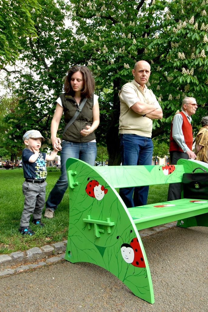 Lavičky, které propojují užitek, umění a charitu, se objevily ve Smetanových sadech. Podeváté budou zpříjemňovat posezení a odpočinek Plzeňanům a návštěvníkům v centru města až do podzimních dnů. Výtvarné ztvárnění jedenácti laviček je dílem studentů Fakulty designu a umění Ladislava Sutnara. Z desítek návrhů je vybraly dárcovské subjekty, jejichž finanční příspěvky pomohou handicapovaným mladým lidem ze sdružení Help Me. (foto: 28.4.2014)