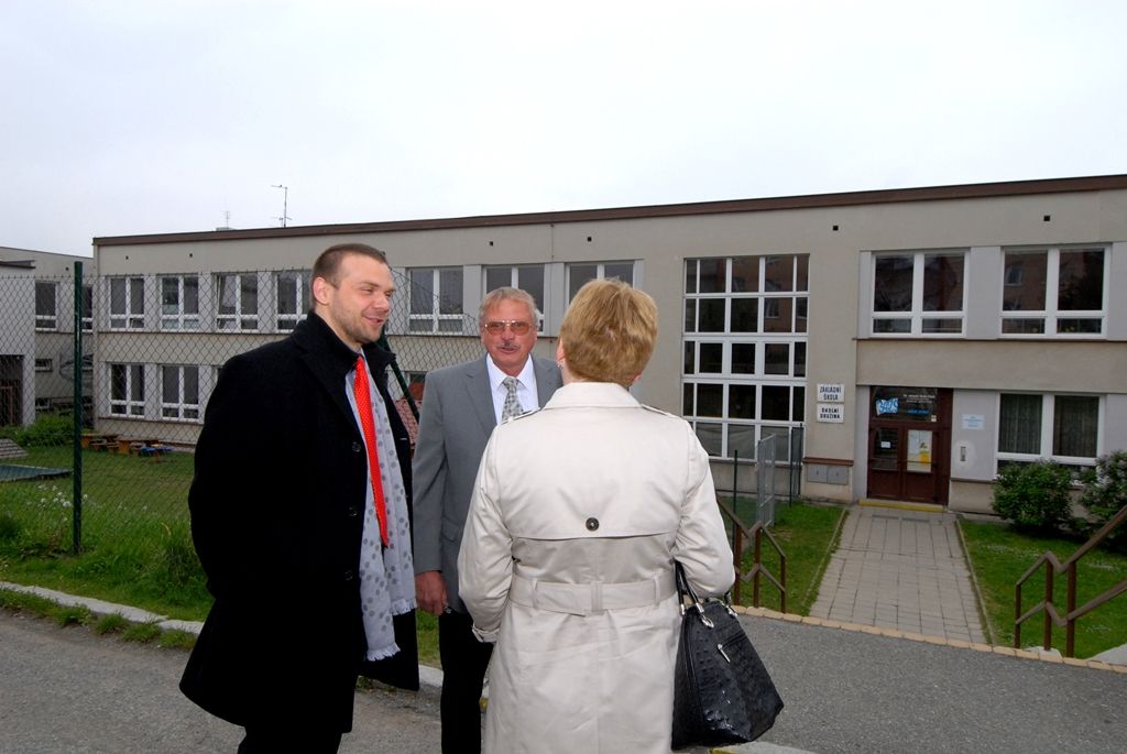 Primátor Martin Baxa si dnes 29.4.2014 v doprovodu ředitele školy Václava Křivohlavého a zástupkyně Ivany Smolákové prohlédl školní třídy, tělocvičnu, jídelnu a také nové venkovní hřiště otevřené v září minulého roku. Tradičně se pozdravil s žáky deváté třídy a během vyučovací hodiny s nimi debatoval o tématech současného dění v Plzni, například o projektu Nového divadla, dostavbě fotbalového stadionu, hernách či omezení automobilové dopravy v centru města. Zvláštní poděkování primátor věnoval učitelce Ivaně Smolákové za skvělou reprezentaci školy v soutěži o nejoblíbenějšího učitele České republiky Zlatý Ámos. „Udělali jste obrovskou a skvělou věc, že jste podpořili vaši paní učitelku,“ prohlásil primátor před čtvrťáky, kteří svoji třídní učitelku do soutěže nominovali. Stejné představení, jímž se prezentovali ve finále soutěže, předvedli i primátorovi Baxovi.
