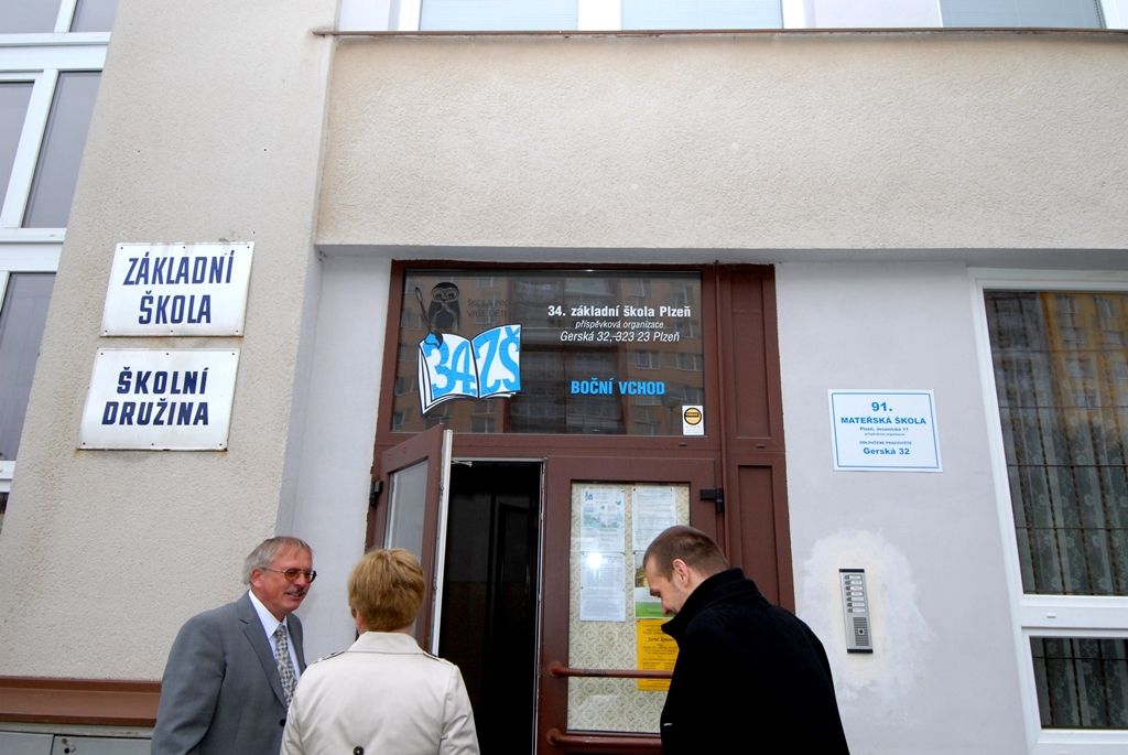 Primátor Martin Baxa si dnes 29.4.2014 v doprovodu ředitele školy Václava Křivohlavého a zástupkyně Ivany Smolákové prohlédl školní třídy, tělocvičnu, jídelnu a také nové venkovní hřiště otevřené v září minulého roku. Tradičně se pozdravil s žáky deváté třídy a během vyučovací hodiny s nimi debatoval o tématech současného dění v Plzni, například o projektu Nového divadla, dostavbě fotbalového stadionu, hernách či omezení automobilové dopravy v centru města. Zvláštní poděkování primátor věnoval učitelce Ivaně Smolákové za skvělou reprezentaci školy v soutěži o nejoblíbenějšího učitele České republiky Zlatý Ámos. „Udělali jste obrovskou a skvělou věc, že jste podpořili vaši paní učitelku,“ prohlásil primátor před čtvrťáky, kteří svoji třídní učitelku do soutěže nominovali. Stejné představení, jímž se prezentovali ve finále soutěže, předvedli i primátorovi Baxovi.