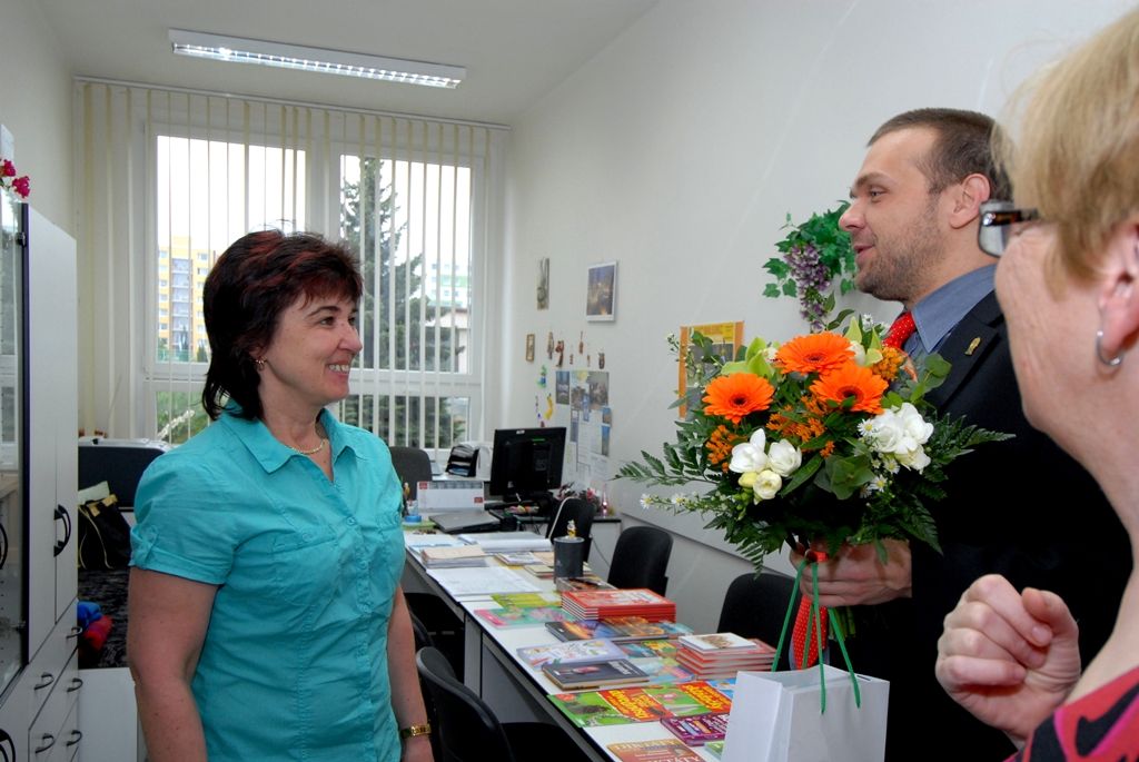 Primátor Martin Baxa si dnes 29.4.2014 v doprovodu ředitele školy Václava Křivohlavého a zástupkyně Ivany Smolákové prohlédl školní třídy, tělocvičnu, jídelnu a také nové venkovní hřiště otevřené v září minulého roku. Tradičně se pozdravil s žáky deváté třídy a během vyučovací hodiny s nimi debatoval o tématech současného dění v Plzni, například o projektu Nového divadla, dostavbě fotbalového stadionu, hernách či omezení automobilové dopravy v centru města. Zvláštní poděkování primátor věnoval učitelce Ivaně Smolákové za skvělou reprezentaci školy v soutěži o nejoblíbenějšího učitele České republiky Zlatý Ámos. „Udělali jste obrovskou a skvělou věc, že jste podpořili vaši paní učitelku,“ prohlásil primátor před čtvrťáky, kteří svoji třídní učitelku do soutěže nominovali. Stejné představení, jímž se prezentovali ve finále soutěže, předvedli i primátorovi Baxovi.