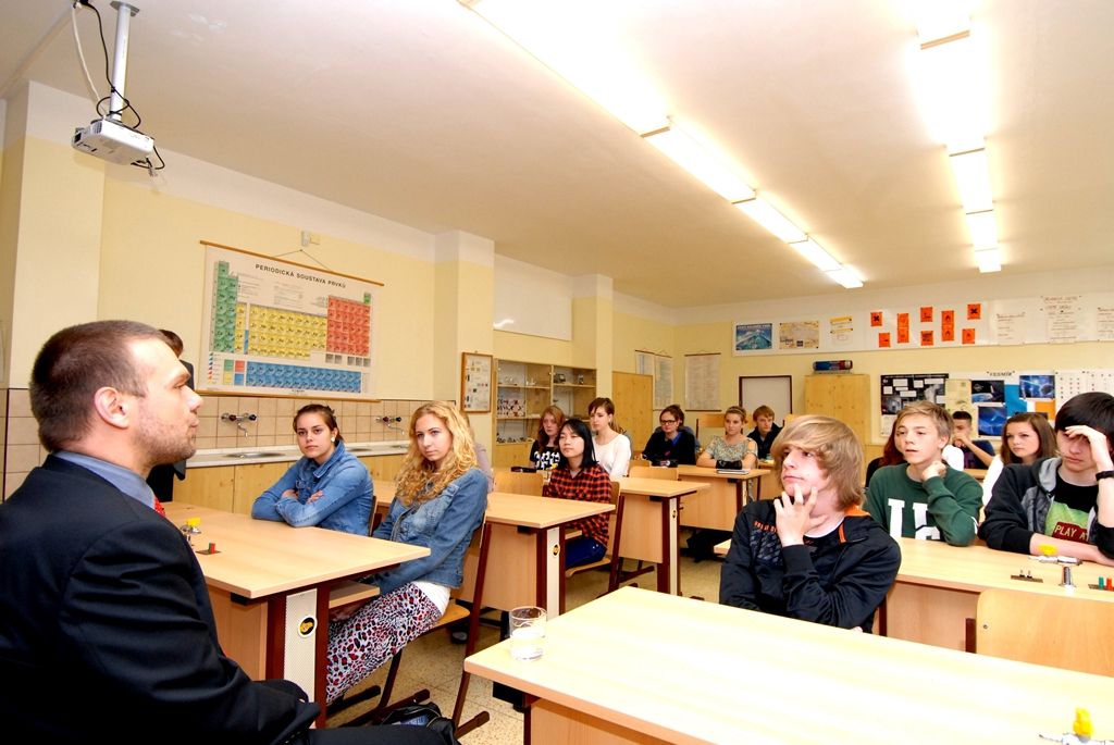 Primátor Martin Baxa si dnes 29.4.2014 v doprovodu ředitele školy Václava Křivohlavého a zástupkyně Ivany Smolákové prohlédl školní třídy, tělocvičnu, jídelnu a také nové venkovní hřiště otevřené v září minulého roku. Tradičně se pozdravil s žáky deváté třídy a během vyučovací hodiny s nimi debatoval o tématech současného dění v Plzni, například o projektu Nového divadla, dostavbě fotbalového stadionu, hernách či omezení automobilové dopravy v centru města. Zvláštní poděkování primátor věnoval učitelce Ivaně Smolákové za skvělou reprezentaci školy v soutěži o nejoblíbenějšího učitele České republiky Zlatý Ámos. „Udělali jste obrovskou a skvělou věc, že jste podpořili vaši paní učitelku,“ prohlásil primátor před čtvrťáky, kteří svoji třídní učitelku do soutěže nominovali. Stejné představení, jímž se prezentovali ve finále soutěže, předvedli i primátorovi Baxovi.