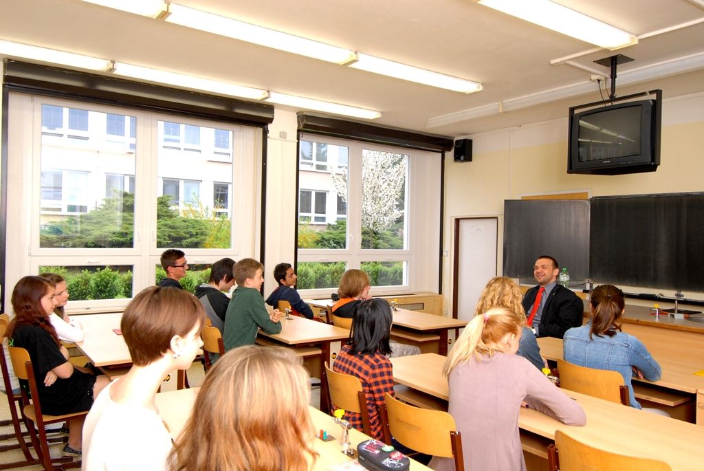 Primátor Martin Baxa si dnes 29.4.2014 v doprovodu ředitele školy Václava Křivohlavého a zástupkyně Ivany Smolákové prohlédl školní třídy, tělocvičnu, jídelnu a také nové venkovní hřiště otevřené v září minulého roku. Tradičně se pozdravil s žáky deváté třídy a během vyučovací hodiny s nimi debatoval o tématech současného dění v Plzni, například o projektu Nového divadla, dostavbě fotbalového stadionu, hernách či omezení automobilové dopravy v centru města. Zvláštní poděkování primátor věnoval učitelce Ivaně Smolákové za skvělou reprezentaci školy v soutěži o nejoblíbenějšího učitele České republiky Zlatý Ámos. „Udělali jste obrovskou a skvělou věc, že jste podpořili vaši paní učitelku,“ prohlásil primátor před čtvrťáky, kteří svoji třídní učitelku do soutěže nominovali. Stejné představení, jímž se prezentovali ve finále soutěže, předvedli i primátorovi Baxovi.