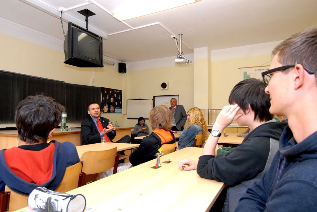 Primátor Martin Baxa si dnes 29.4.2014 v doprovodu ředitele školy Václava Křivohlavého a zástupkyně Ivany Smolákové prohlédl školní třídy, tělocvičnu, jídelnu a také nové venkovní hřiště otevřené v září minulého roku. Tradičně se pozdravil s žáky deváté třídy a během vyučovací hodiny s nimi debatoval o tématech současného dění v Plzni, například o projektu Nového divadla, dostavbě fotbalového stadionu, hernách či omezení automobilové dopravy v centru města. Zvláštní poděkování primátor věnoval učitelce Ivaně Smolákové za skvělou reprezentaci školy v soutěži o nejoblíbenějšího učitele České republiky Zlatý Ámos. „Udělali jste obrovskou a skvělou věc, že jste podpořili vaši paní učitelku,“ prohlásil primátor před čtvrťáky, kteří svoji třídní učitelku do soutěže nominovali. Stejné představení, jímž se prezentovali ve finále soutěže, předvedli i primátorovi Baxovi.