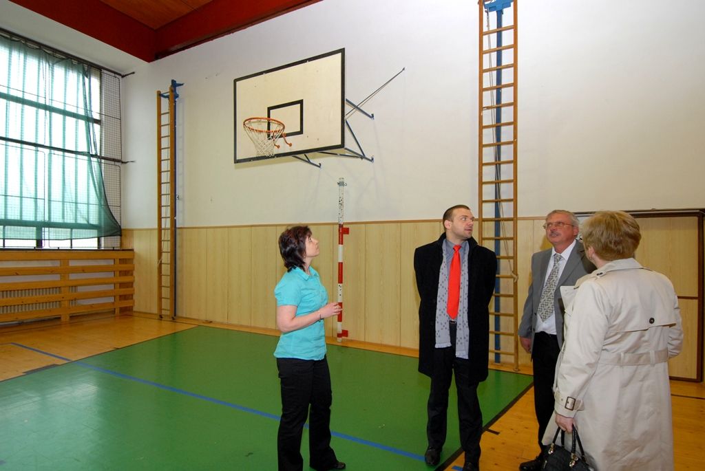 Primátor Martin Baxa si dnes 29.4.2014 v doprovodu ředitele školy Václava Křivohlavého a zástupkyně Ivany Smolákové prohlédl školní třídy, tělocvičnu, jídelnu a také nové venkovní hřiště otevřené v září minulého roku. Tradičně se pozdravil s žáky deváté třídy a během vyučovací hodiny s nimi debatoval o tématech současného dění v Plzni, například o projektu Nového divadla, dostavbě fotbalového stadionu, hernách či omezení automobilové dopravy v centru města. Zvláštní poděkování primátor věnoval učitelce Ivaně Smolákové za skvělou reprezentaci školy v soutěži o nejoblíbenějšího učitele České republiky Zlatý Ámos. „Udělali jste obrovskou a skvělou věc, že jste podpořili vaši paní učitelku,“ prohlásil primátor před čtvrťáky, kteří svoji třídní učitelku do soutěže nominovali. Stejné představení, jímž se prezentovali ve finále soutěže, předvedli i primátorovi Baxovi.