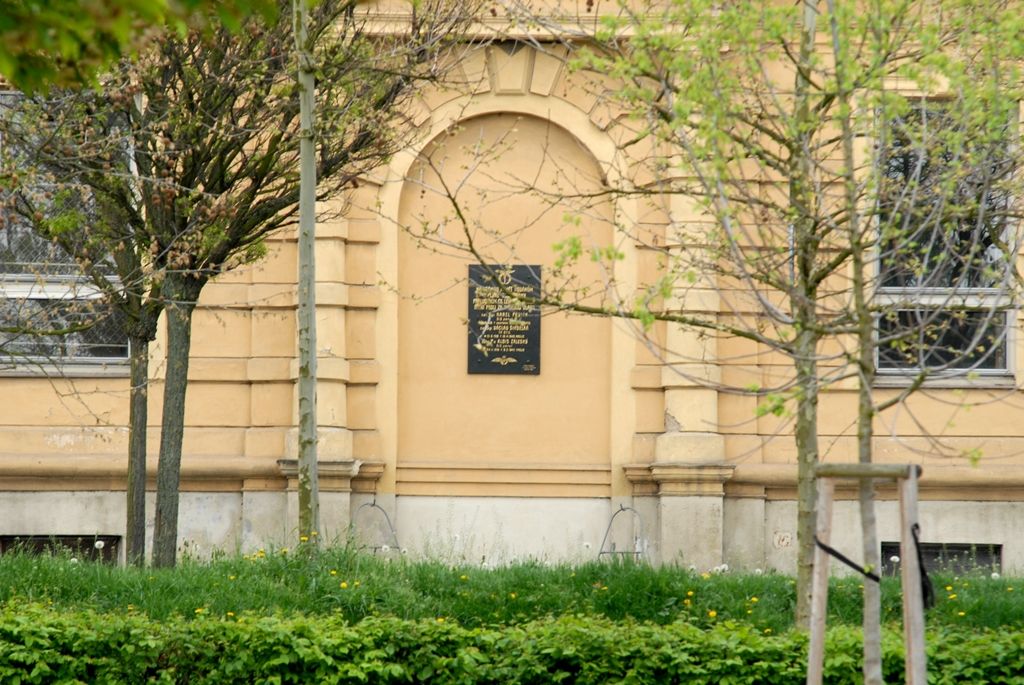 Květiny u pamětní desky na budově konzervatoře a základní umělecké školy v Doubravce položili dnes odpoledne primátor Martin Baxa, zástupci městského obvodu, doubravečtí občané, ale i zástupci vojáků, letců a historického vojenského ústavu. Pietní akt se uskutečnil při vzpomínce na osud tří plzeňských rodáků, členů Západočeského aeroklubu Plzeň, kteří bojovali proti nacismu v Polsku, Francii a Velké Británii. (foto: 29.4.2014)