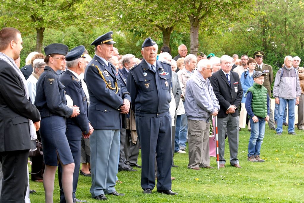 Slavnosti svobody 2014 - V Doubravce lidé zavzpomínali na padlé letce z Plzně