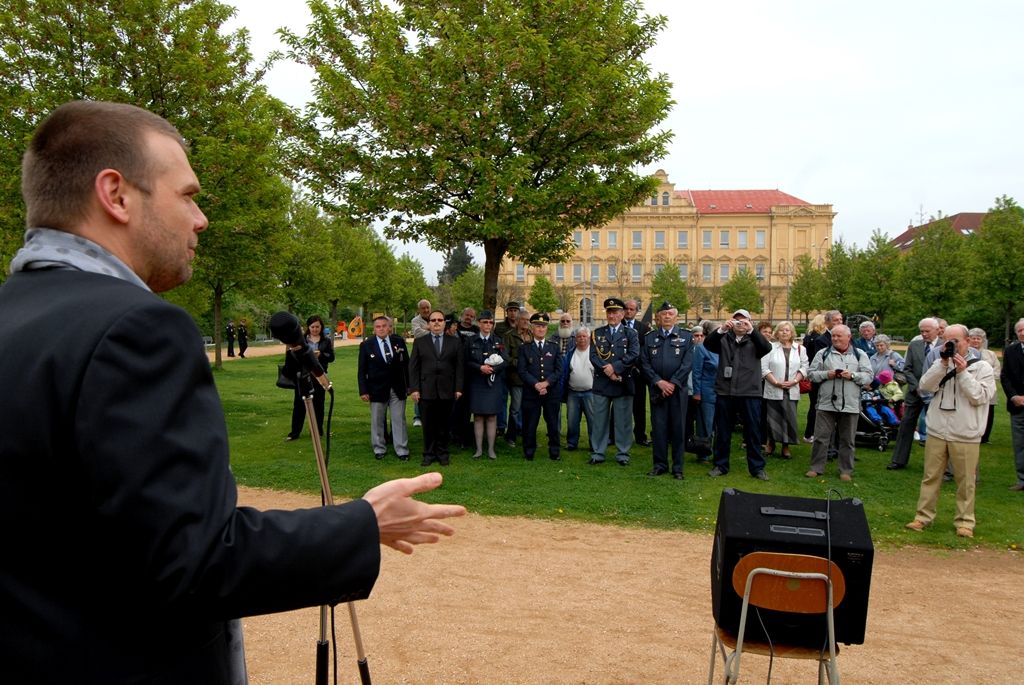 Květiny u pamětní desky na budově konzervatoře a základní umělecké školy v Doubravce položili dnes odpoledne primátor Martin Baxa, zástupci městského obvodu, doubravečtí občané, ale i zástupci vojáků, letců a historického vojenského ústavu. Pietní akt se uskutečnil při vzpomínce na osud tří plzeňských rodáků, členů Západočeského aeroklubu Plzeň, kteří bojovali proti nacismu v Polsku, Francii a Velké Británii. (foto: 29.4.2014)