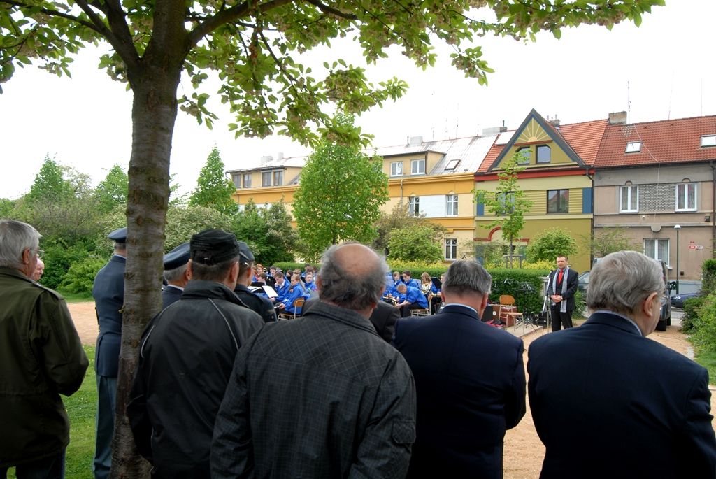 Květiny u pamětní desky na budově konzervatoře a základní umělecké školy v Doubravce položili dnes odpoledne primátor Martin Baxa, zástupci městského obvodu, doubravečtí občané, ale i zástupci vojáků, letců a historického vojenského ústavu. Pietní akt se uskutečnil při vzpomínce na osud tří plzeňských rodáků, členů Západočeského aeroklubu Plzeň, kteří bojovali proti nacismu v Polsku, Francii a Velké Británii. (foto: 29.4.2014)