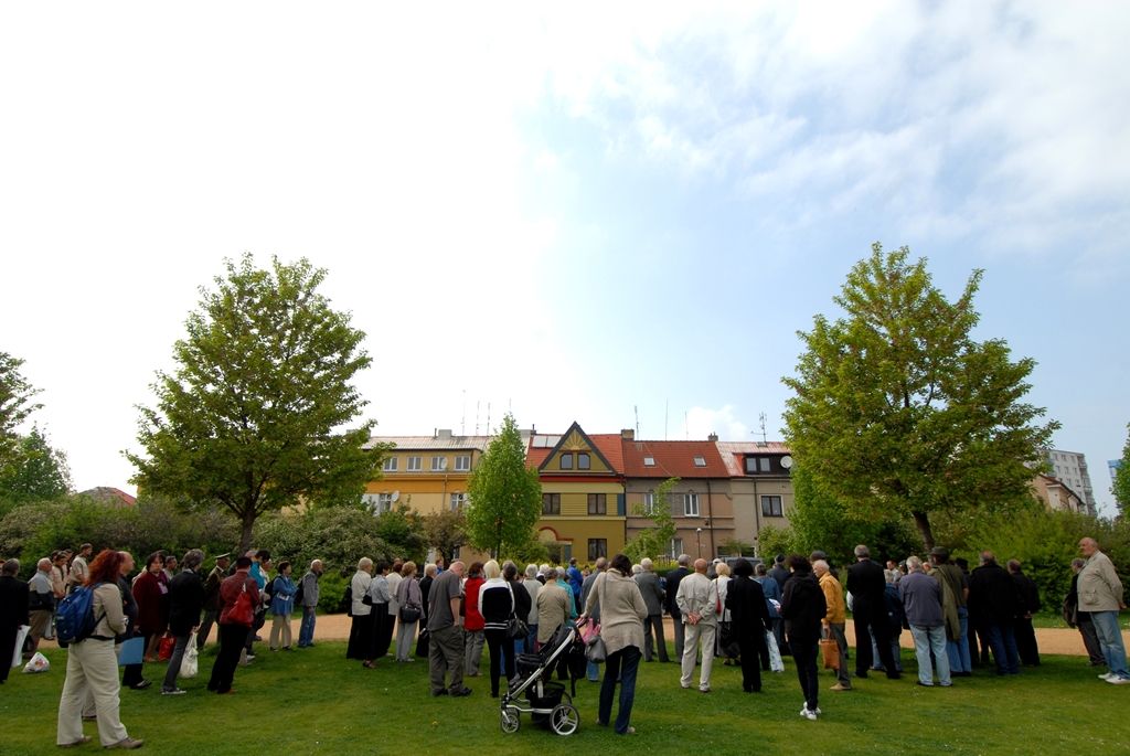 Květiny u pamětní desky na budově konzervatoře a základní umělecké školy v Doubravce položili dnes odpoledne primátor Martin Baxa, zástupci městského obvodu, doubravečtí občané, ale i zástupci vojáků, letců a historického vojenského ústavu. Pietní akt se uskutečnil při vzpomínce na osud tří plzeňských rodáků, členů Západočeského aeroklubu Plzeň, kteří bojovali proti nacismu v Polsku, Francii a Velké Británii. (foto: 29.4.2014)
