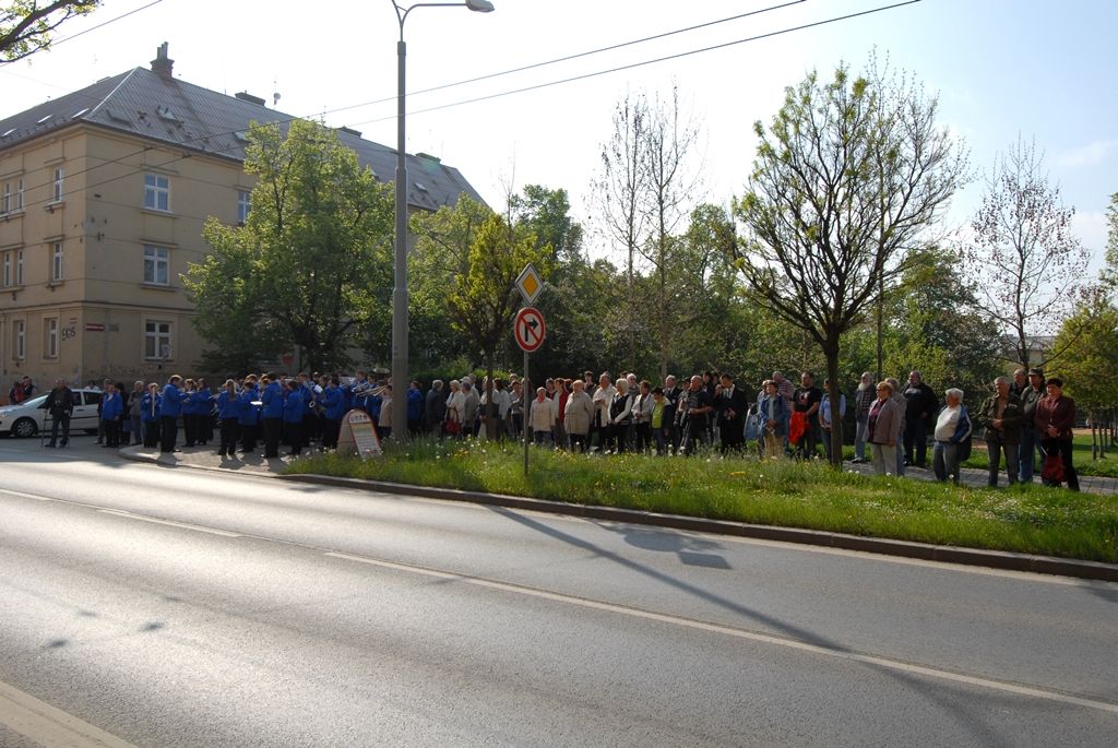 Květiny u pamětní desky na budově konzervatoře a základní umělecké školy v Doubravce položili dnes odpoledne primátor Martin Baxa, zástupci městského obvodu, doubravečtí občané, ale i zástupci vojáků, letců a historického vojenského ústavu. Pietní akt se uskutečnil při vzpomínce na osud tří plzeňských rodáků, členů Západočeského aeroklubu Plzeň, kteří bojovali proti nacismu v Polsku, Francii a Velké Británii. (foto: 29.4.2014)