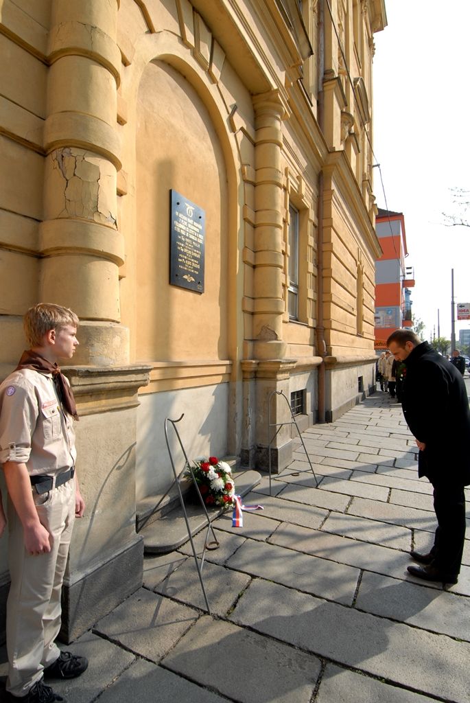 Květiny u pamětní desky na budově konzervatoře a základní umělecké školy v Doubravce položili dnes odpoledne primátor Martin Baxa, zástupci městského obvodu, doubravečtí občané, ale i zástupci vojáků, letců a historického vojenského ústavu. Pietní akt se uskutečnil při vzpomínce na osud tří plzeňských rodáků, členů Západočeského aeroklubu Plzeň, kteří bojovali proti nacismu v Polsku, Francii a Velké Británii. (foto: 29.4.2014)