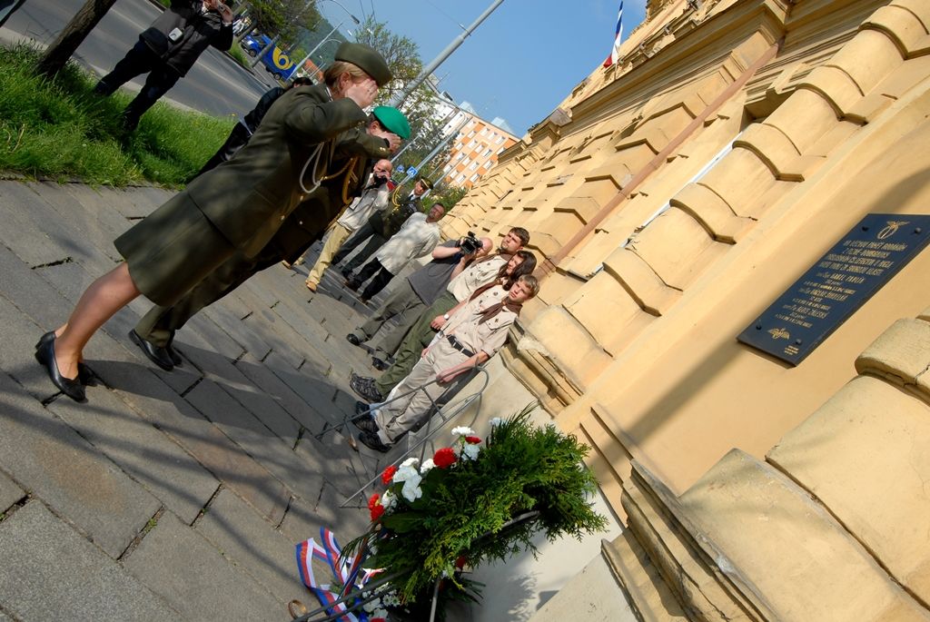 Květiny u pamětní desky na budově konzervatoře a základní umělecké školy v Doubravce položili dnes odpoledne primátor Martin Baxa, zástupci městského obvodu, doubravečtí občané, ale i zástupci vojáků, letců a historického vojenského ústavu. Pietní akt se uskutečnil při vzpomínce na osud tří plzeňských rodáků, členů Západočeského aeroklubu Plzeň, kteří bojovali proti nacismu v Polsku, Francii a Velké Británii. (foto: 29.4.2014)