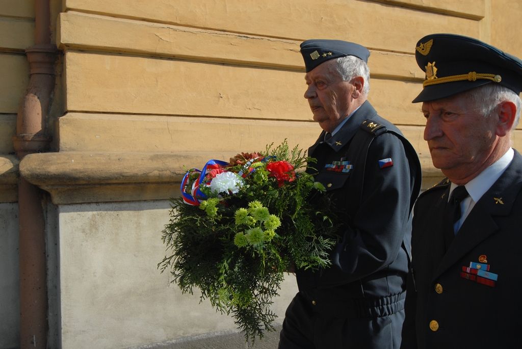 Květiny u pamětní desky na budově konzervatoře a základní umělecké školy v Doubravce položili dnes odpoledne primátor Martin Baxa, zástupci městského obvodu, doubravečtí občané, ale i zástupci vojáků, letců a historického vojenského ústavu. Pietní akt se uskutečnil při vzpomínce na osud tří plzeňských rodáků, členů Západočeského aeroklubu Plzeň, kteří bojovali proti nacismu v Polsku, Francii a Velké Británii. (foto: 29.4.2014)