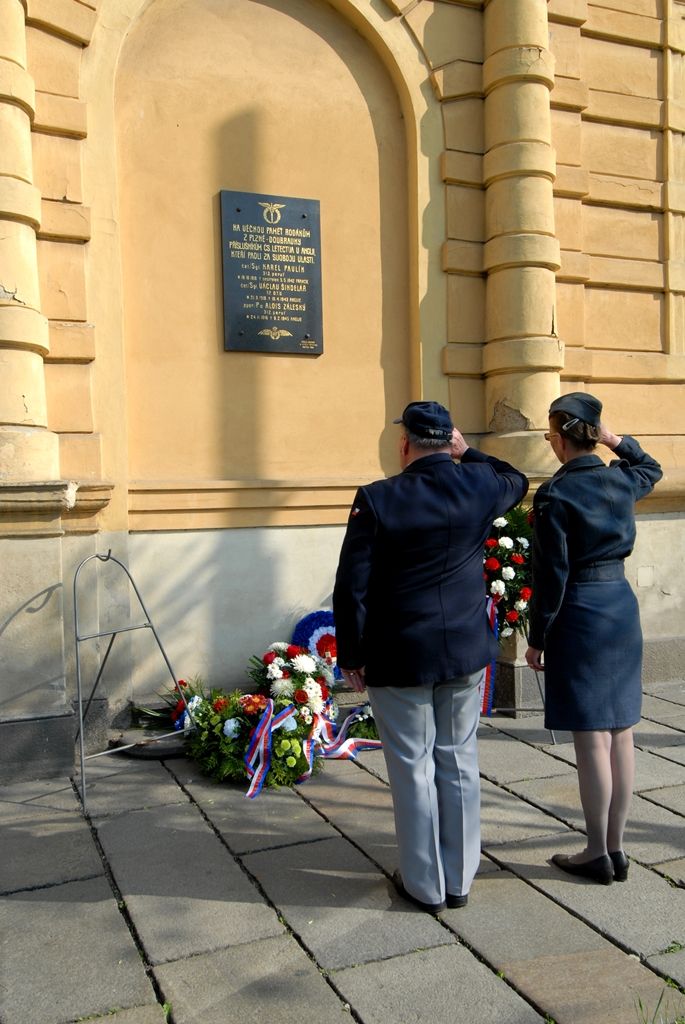 Květiny u pamětní desky na budově konzervatoře a základní umělecké školy v Doubravce položili dnes odpoledne primátor Martin Baxa, zástupci městského obvodu, doubravečtí občané, ale i zástupci vojáků, letců a historického vojenského ústavu. Pietní akt se uskutečnil při vzpomínce na osud tří plzeňských rodáků, členů Západočeského aeroklubu Plzeň, kteří bojovali proti nacismu v Polsku, Francii a Velké Británii. (foto: 29.4.2014)